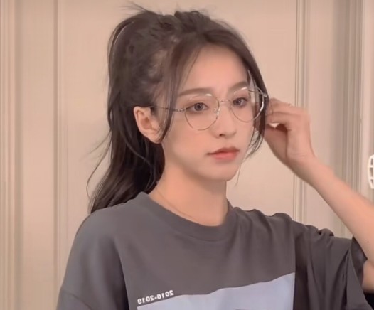 两千万网红刘思瑶又装可爱,穿少女装官宣新恋情,身高认真的吗?