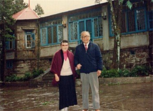 李烈钧站在门口时龚永就出来迎接了,李烈钧远远地看到了屋里华世琦的