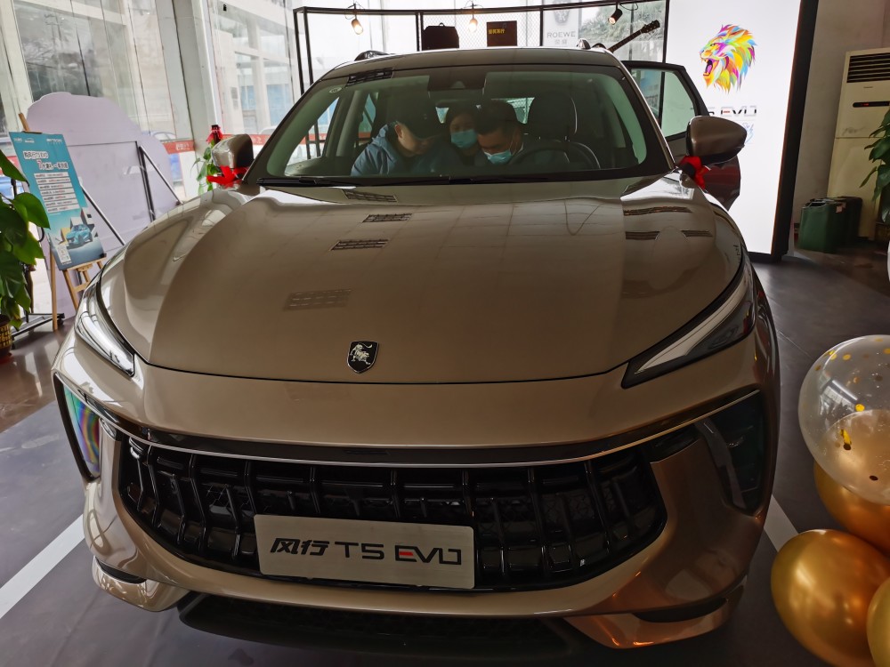 新车到店,大家过来看一下风行t5 evo_腾讯新闻