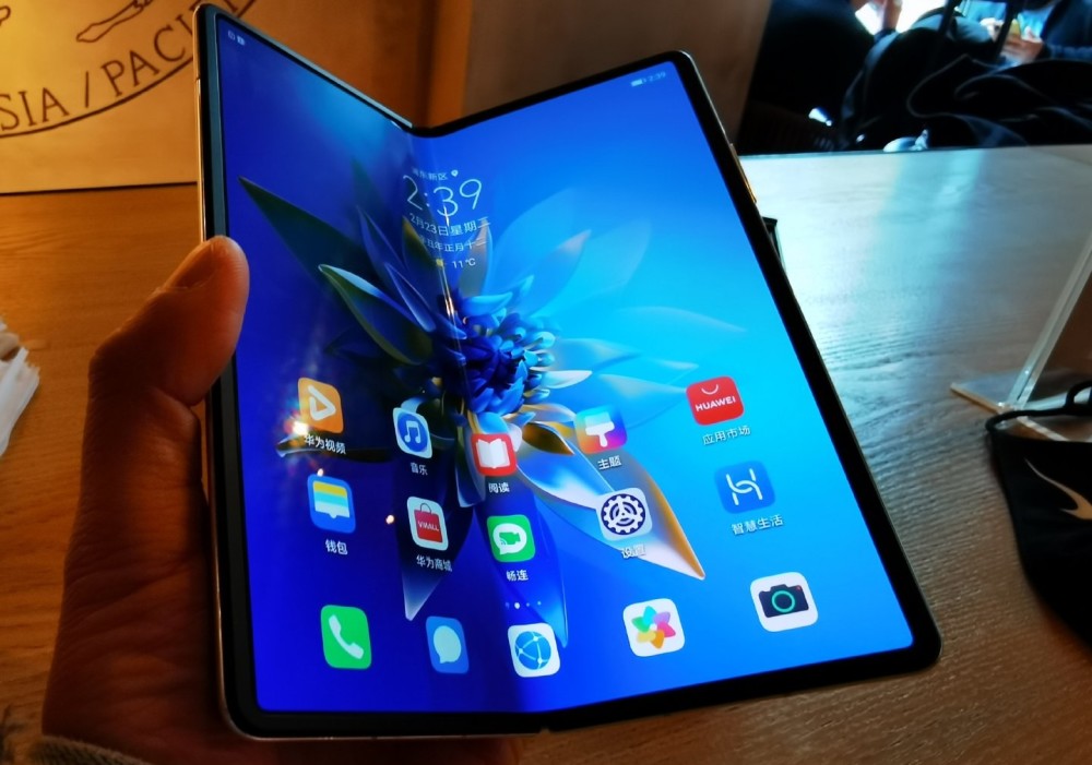 麒麟9000双屏售价接近两万元还有60万人预约华为这款手机火了