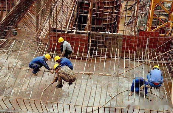 将表面油渍,漆污,锈皮,鳞锈等清除干净,对于1级钢筋,为了能在冷拉调直