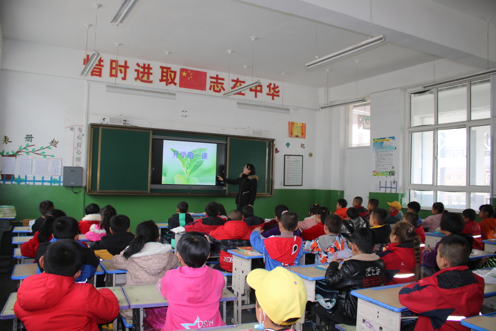 "学生不吃土,教师稳得住"——《山海情》背后的西海固乡村学校已变了