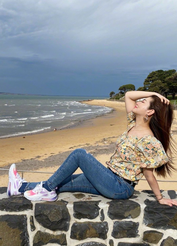 有种"整容"叫任家萱离婚5年后,穿粉裙优雅迷人,40岁美到不敢认