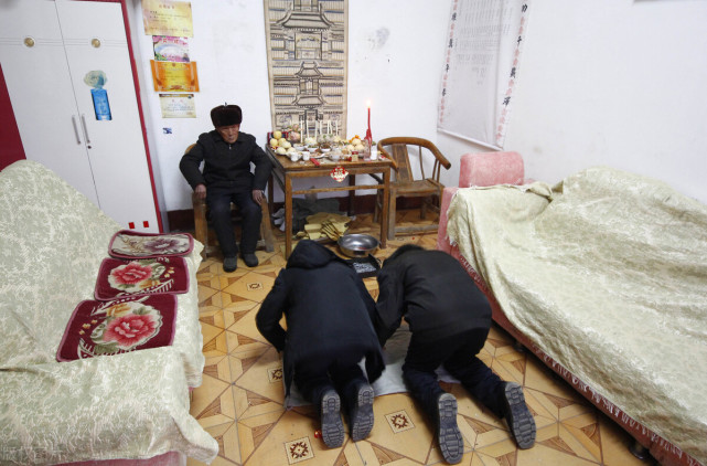 去男友家拜年被要求磕头,姑娘连磕三个:我家规矩,只磕已故之人