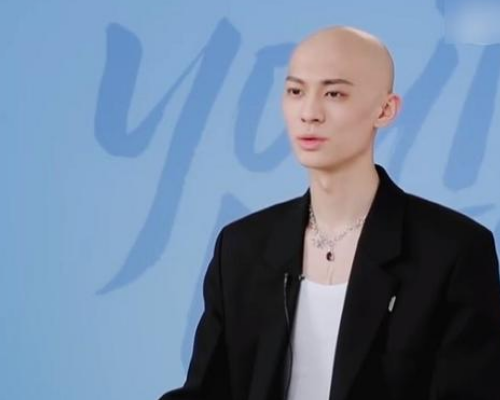 难怪光头梁森不愿戴假发当学生照曝光后网友赶紧剃了吧