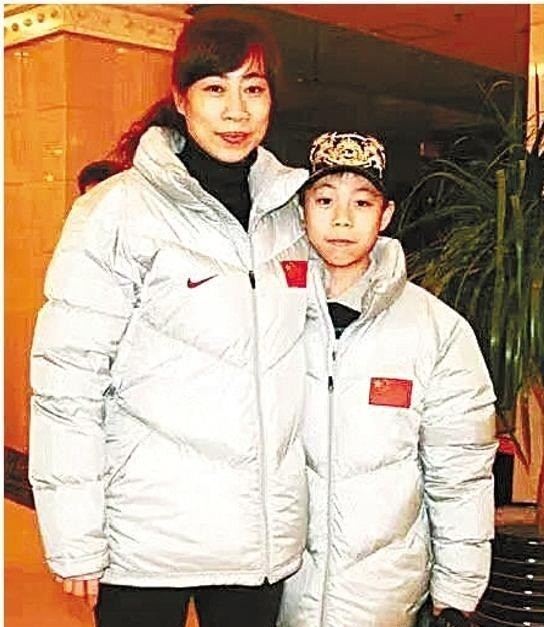 个有趣的组合,付豪的母亲,也即是现役新wcba新疆女篮主教练展淑萍指导