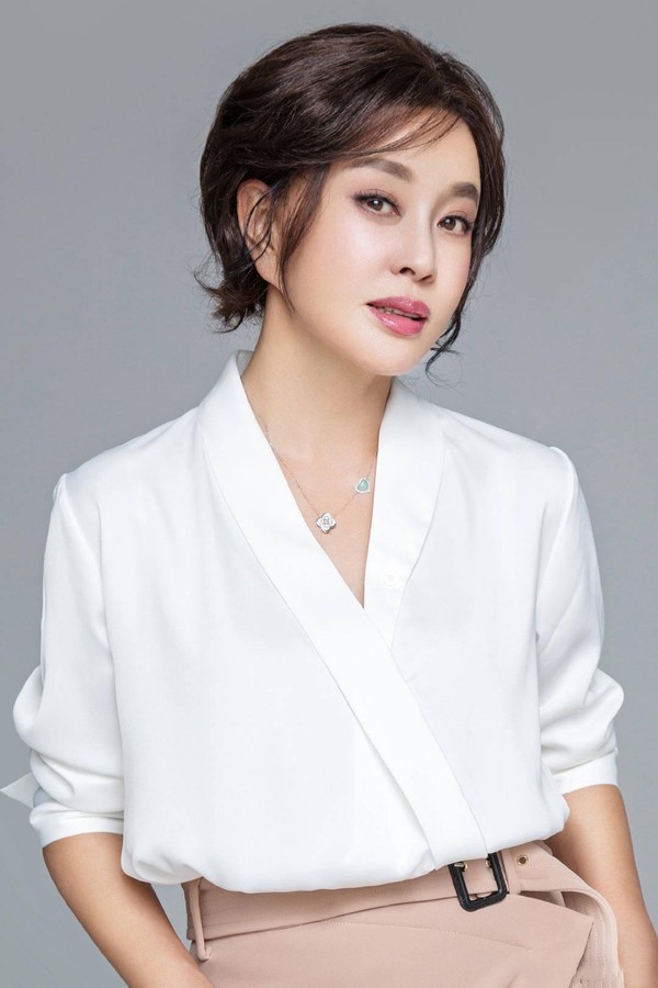 65岁刘晓庆阳台跳舞!扭腰摆胯穿着粉嫩,露半截紧身衣暴露大肚腩