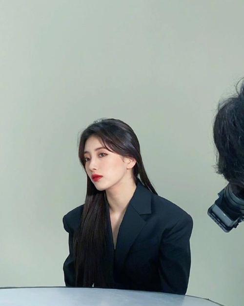 韩国女星爱黑化 清纯化身 秀智一身黑色西装 比男生更帅气 腾讯新闻
