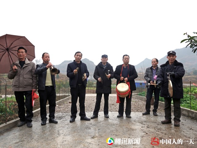 大年初五,仙女峰村村口的老年鼓乐队.