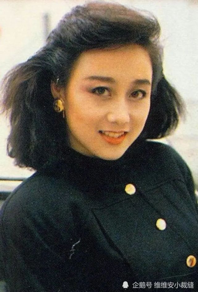 李连杰老婆利智有多美!近60岁依旧风韵犹存,v领上衣气质完胜