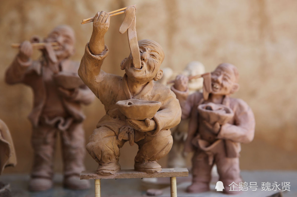 关中泥人刘赶集摆摊 不捏泥人捏面人 分钟捏个牛只卖10元 腾讯新闻