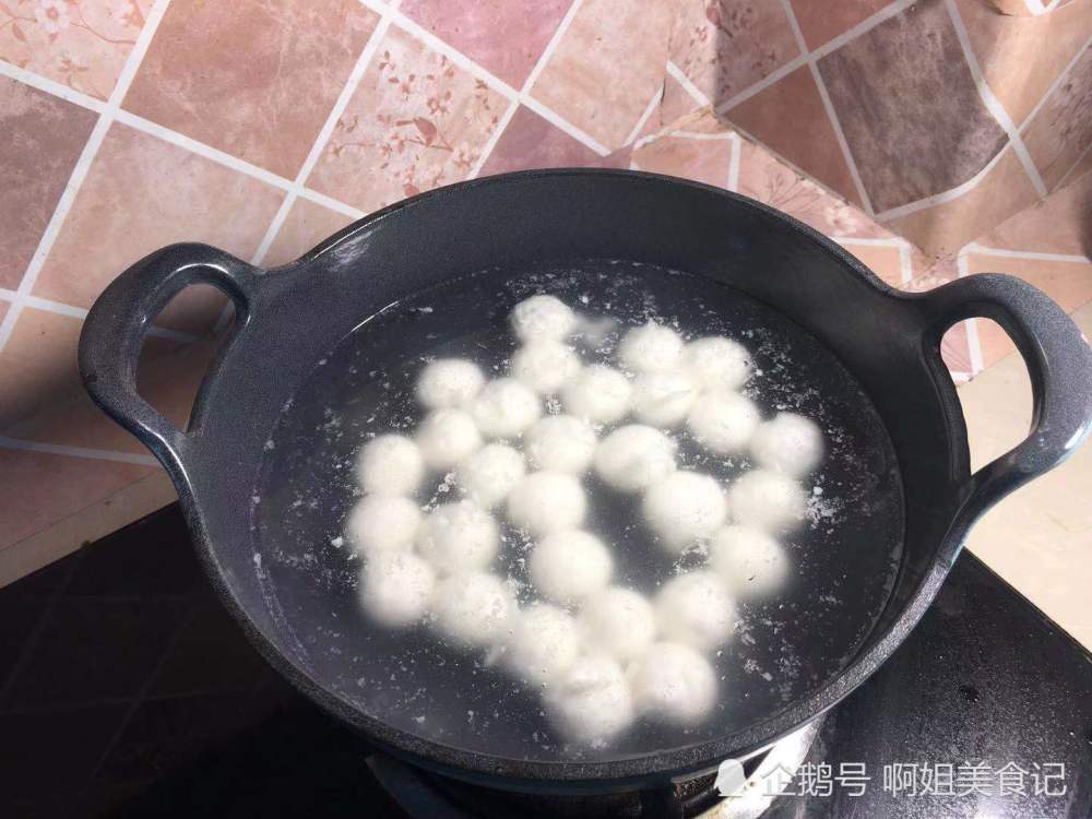 元宵煮湯圓,直接下鍋煮是錯的,牢記