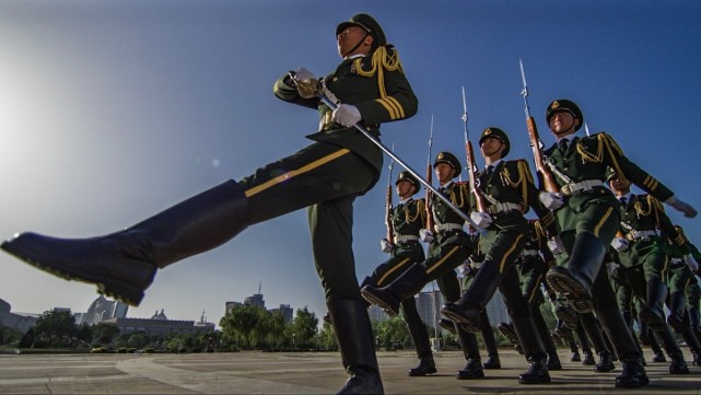 香港警察学中式步操火了解放军早已出国教外军踢正步