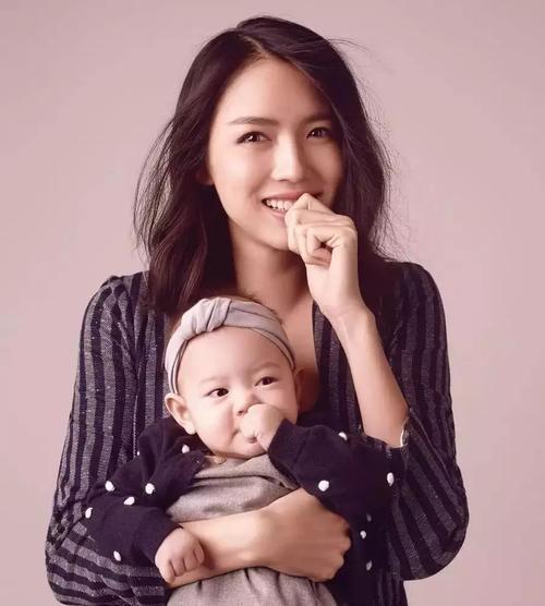 张梓琳头胎是一个女儿,不知道二胎会不会生一个儿子,这样就可以凑成一