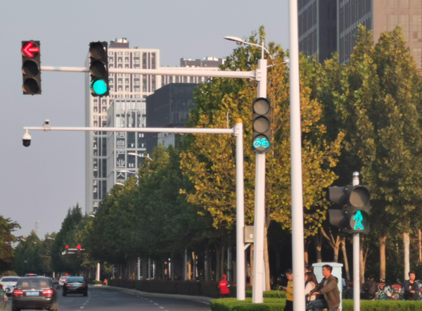 开车遇见黄灯怎么开才是正确的?切勿急加速!