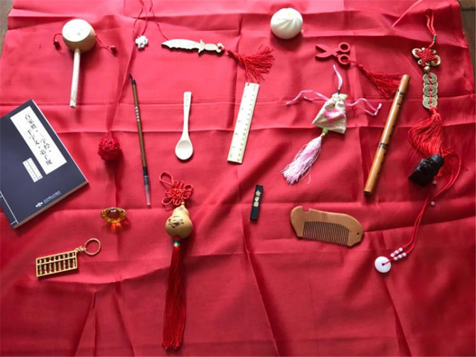 女儿周岁抓阄一伸手抓住了这东西妈妈捂脸没脸看