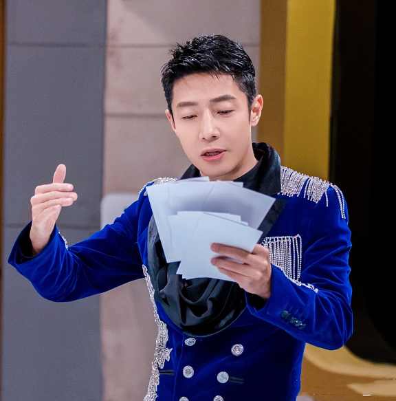 撒贝宁一家四口度假,夫妻俩一人抱一娃,李白穿短裙秀大长腿太抢镜