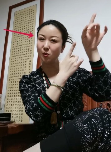 装台任小蕾晒照打扮奢侈双眼皮不自然跷二郎腿秀专业功底