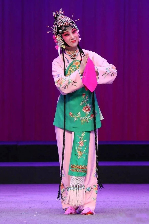 《装台》任小蕾晒照打扮奢侈,双眼皮不自然,跷二郎腿秀专业功底_腾讯