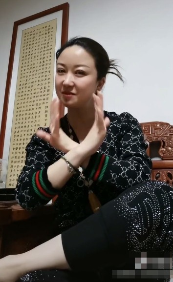 装台任小蕾晒照打扮奢侈双眼皮不自然跷二郎腿秀专业功底