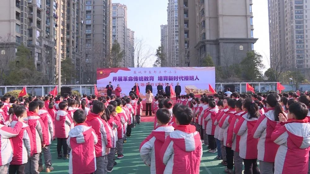 鹽城市龍岡小學在高新區鹽龍街道丁晏社區紅色文化紀念館,社區老黨員