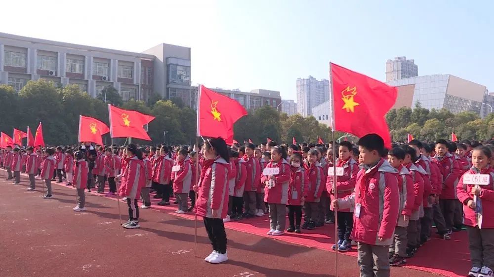 鹽城市龍岡小學在高新區鹽龍街道丁晏社區紅色文化紀念館,社區老黨員