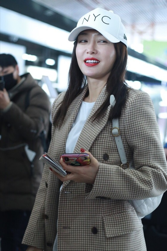 秦岚虽然长得年轻,但是口红选的真失败,看着显老了不少_腾讯新闻