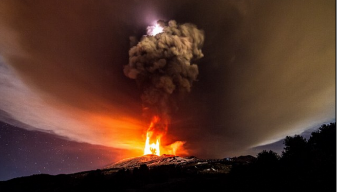 活火山|欧洲最高活火山六天内第四次爆发 熔岩火山灰弥漫 许会引发海啸