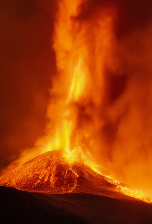 欧洲最高活火山六天内第四次爆发熔岩火山灰弥漫许会引发海啸