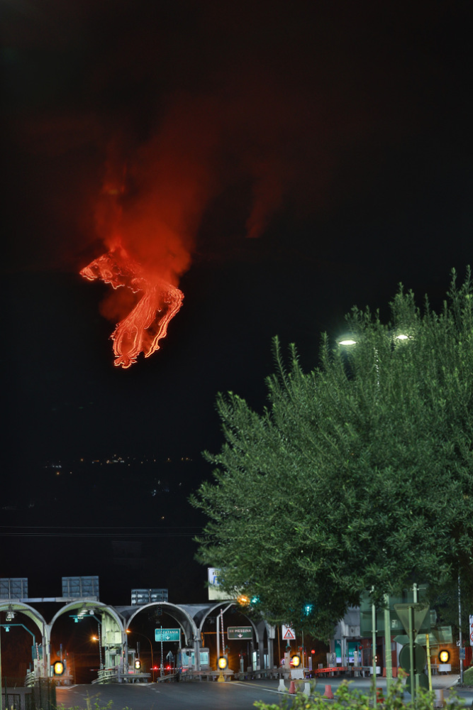 活火山|欧洲最高活火山六天内第四次爆发 熔岩火山灰弥漫 许会引发海啸