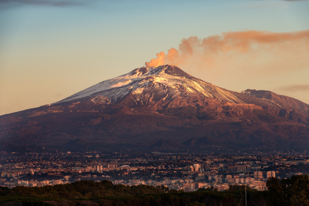 活火山|欧洲最高活火山六天内第四次爆发 熔岩火山灰弥漫 许会引发海啸