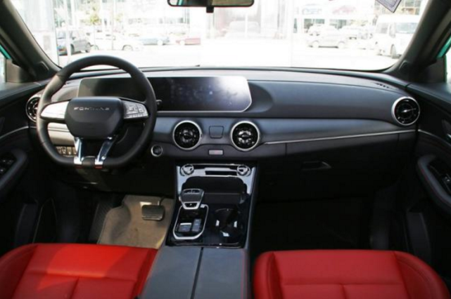 当你打开车门之后,东风风行t5evo的内饰设计充满了科幻感,最引人注目