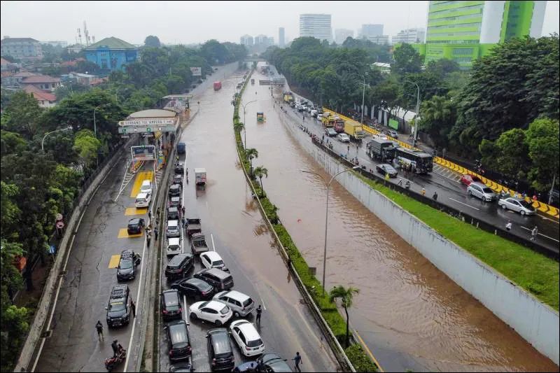 本报评论员:余凡这三天以来,社交媒体及群组里满是"雅加达洪水"的信息