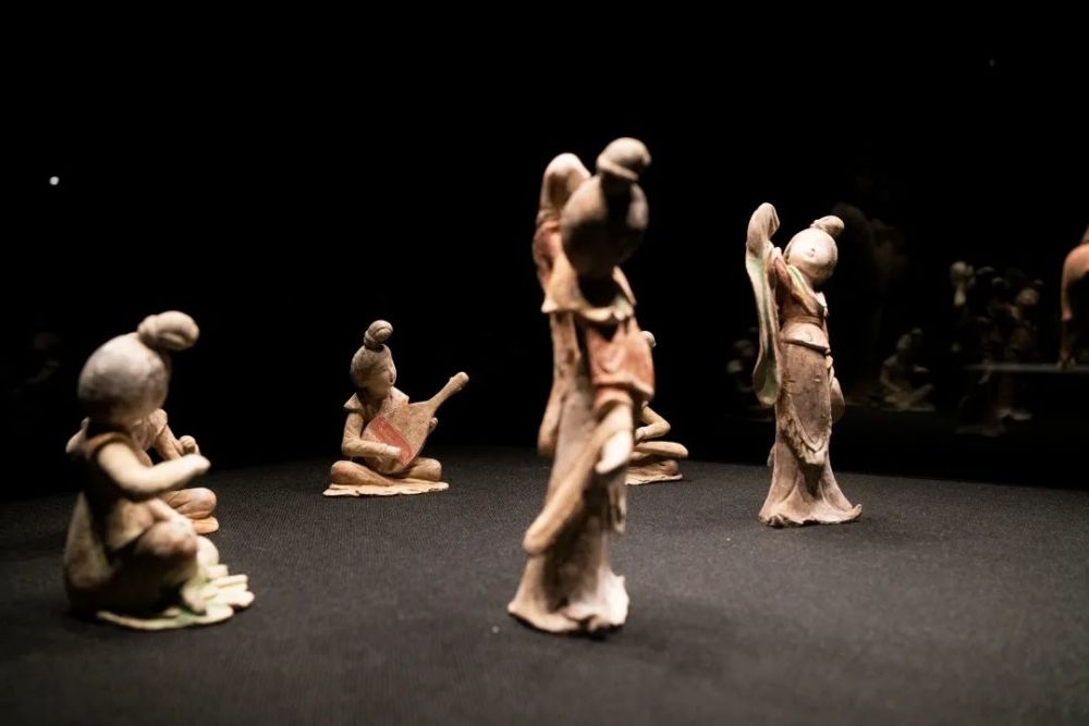 对这几组唐代陶俑尤其感兴趣,很多人直接称这是实物版的唐宫夜宴