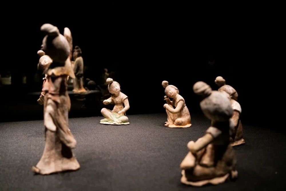 对这几组唐代陶俑尤其感兴趣,很多人直接称这是实物版的唐宫夜宴