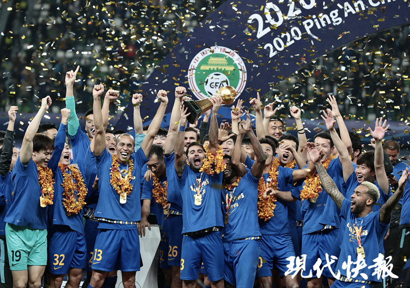 江苏队夺得2020中超联赛冠军,队员捧杯庆祝