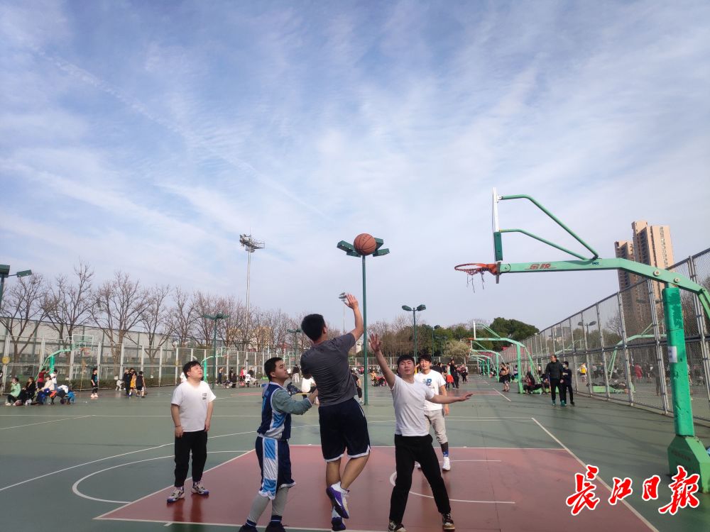 武汉全民健身中心篮球场上打球的人群.长江日报记者高崇成 摄
