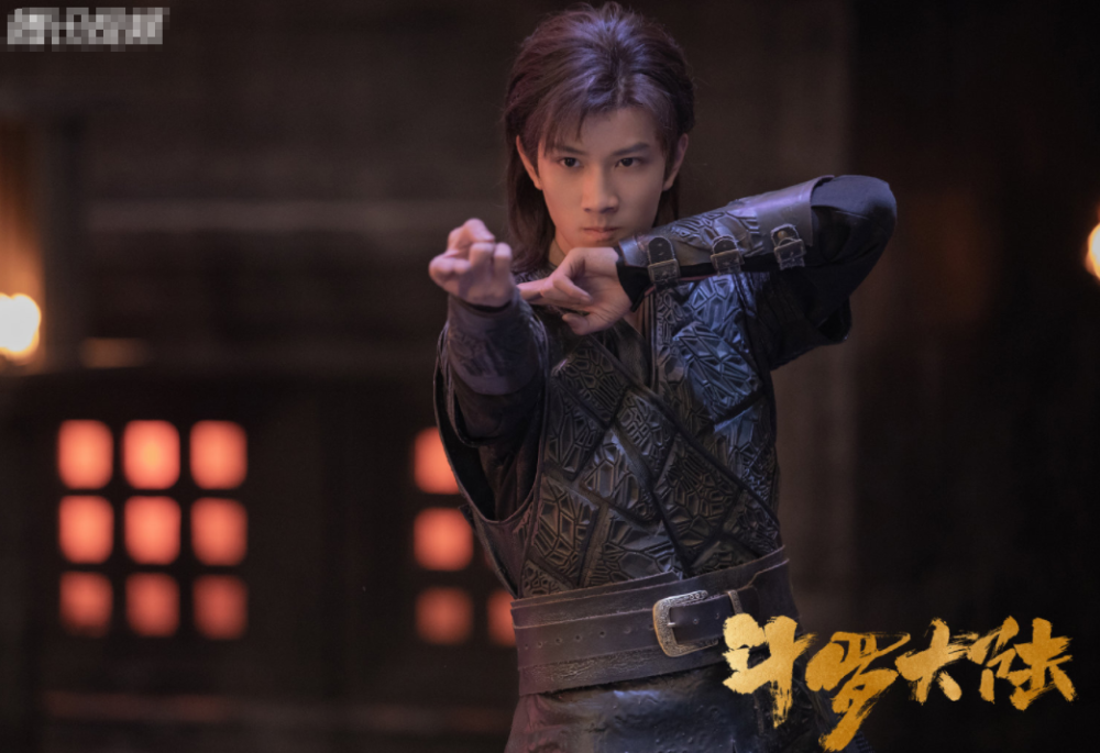 大家都知道吧,他在剧中演的拥有凤凰武魂的史兰克七怪之一的"马红俊"