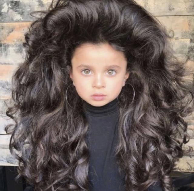 女童拥有"超多发量"火了,网友纷纷酸了:这个发量真的是羡慕了