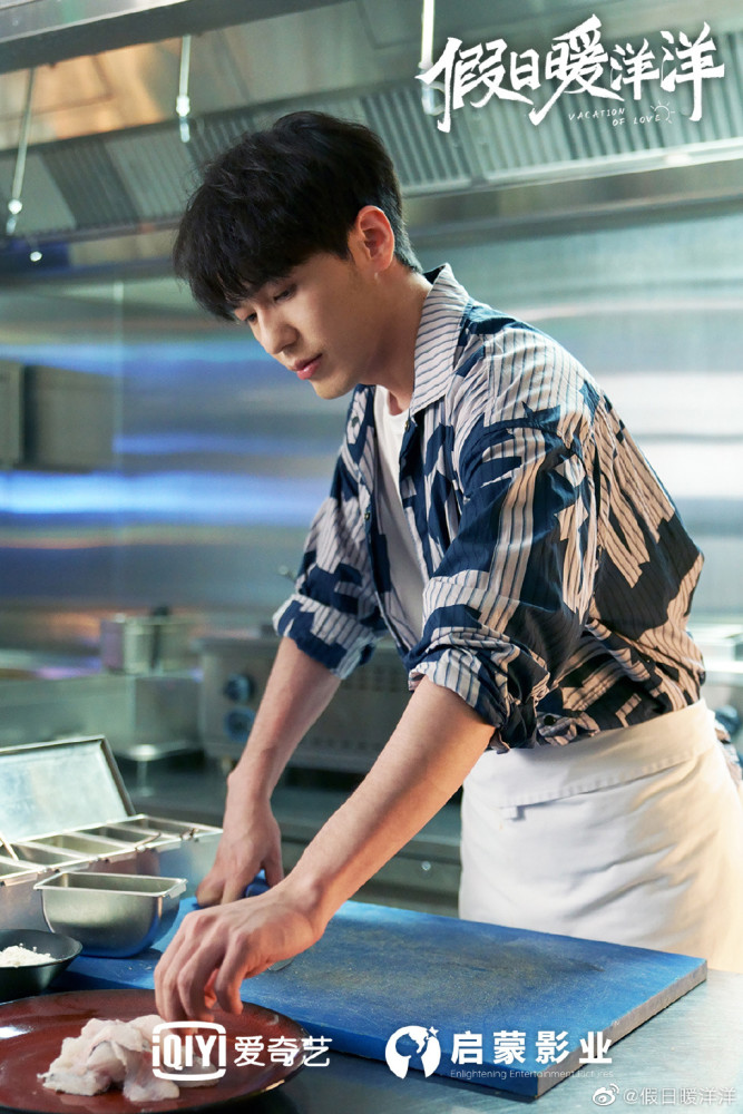 假日暖洋洋白宇偷听墙角没想到被年上姐姐深情表白