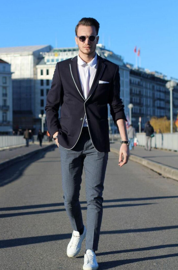 50岁陈志朋瘦身成功,穿粉西装搭配"鸳鸯鞋",帅回小虎队时代