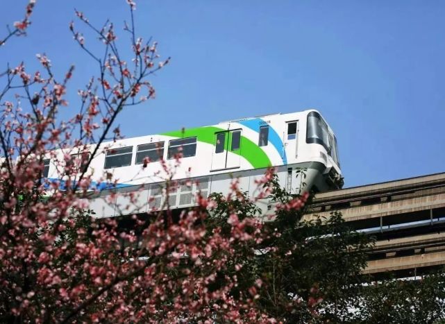 重慶天氣晴朗,佛圖關軌道站成為了熱門拍照景點,2號線單軌列車被網友