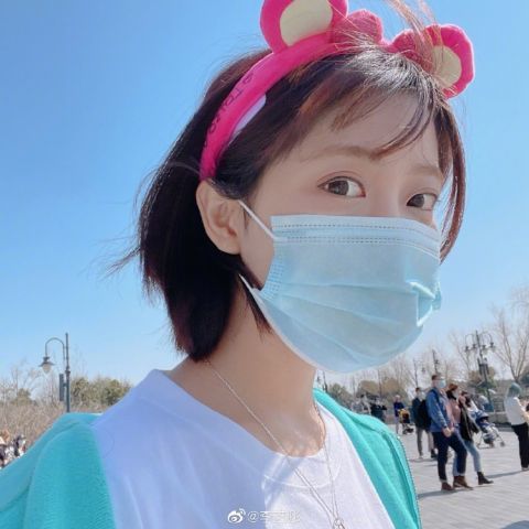 李艺彤晒短发美照粉丝赞其自带仙女滤镜