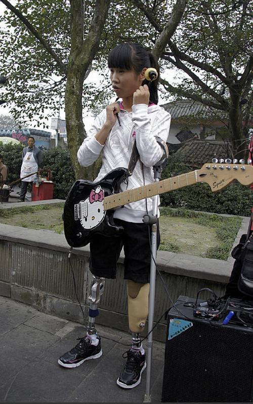 汶川地震中,失去双腿被丈夫抛弃的李应霞,如今怎么样了?_腾讯新闻