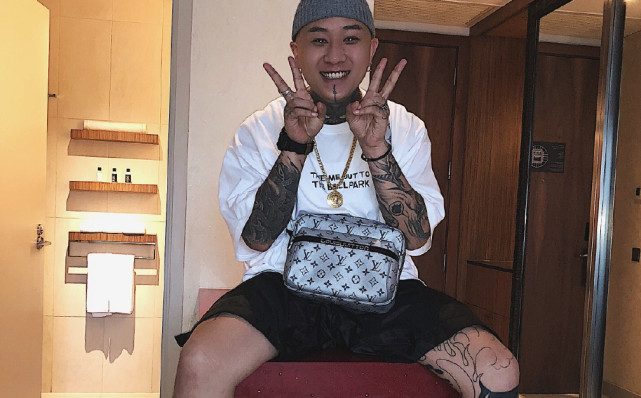 网红老方丈"全副武装"出镜,仍被官方封禁,大哥透露:回不来了