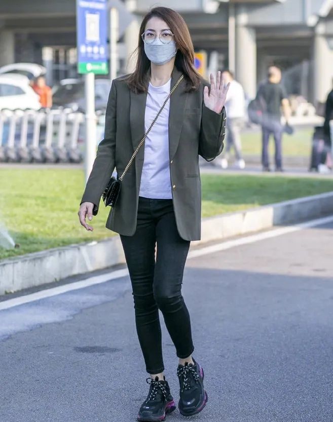 时髦办逛个公园都能上热搜的经纪人是什么段位