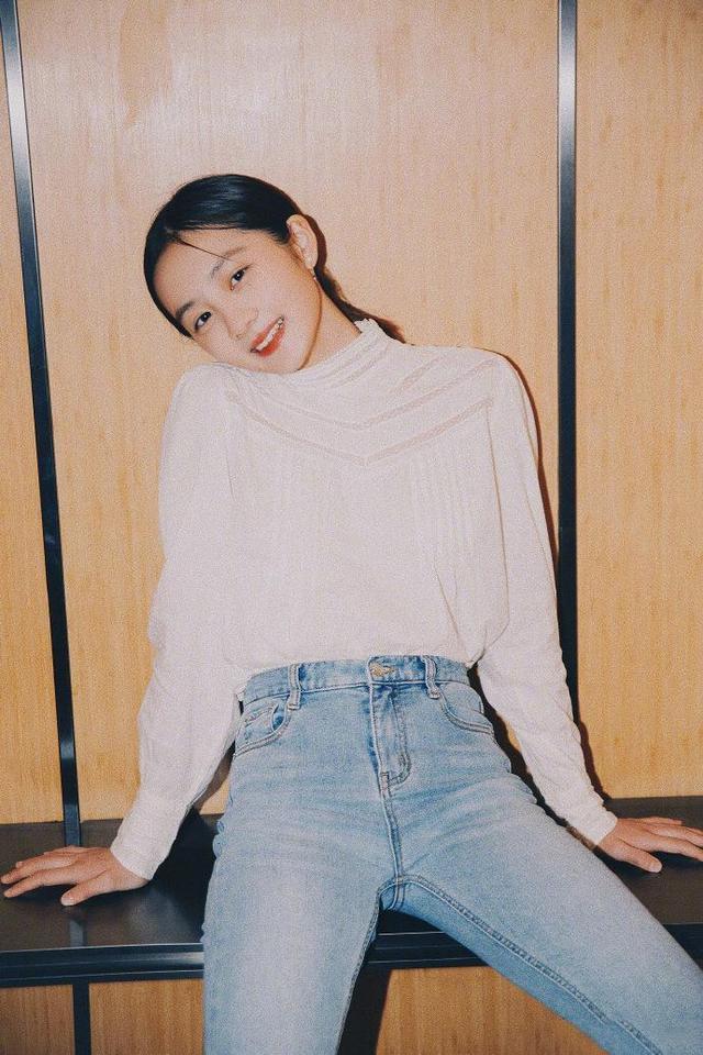 15岁黄多多晒性感写真网友喊话黄磊这都不管吗