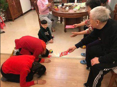 过年磕头是封建陋习吗?判断的关键是给不给钱?