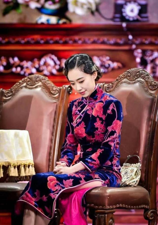 张小斐身材有多好?看她穿旗袍就知道了,曲线婀娜又显古典美