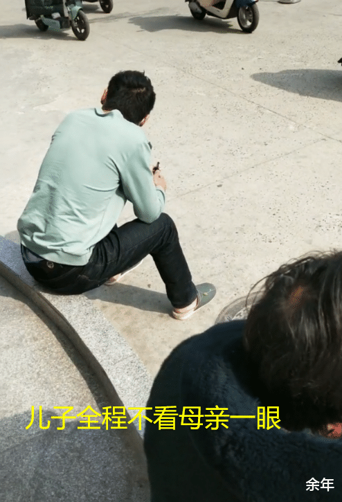 安徽亳州:母亲坐地哭求儿子不要离婚,"可怜天下父母心"